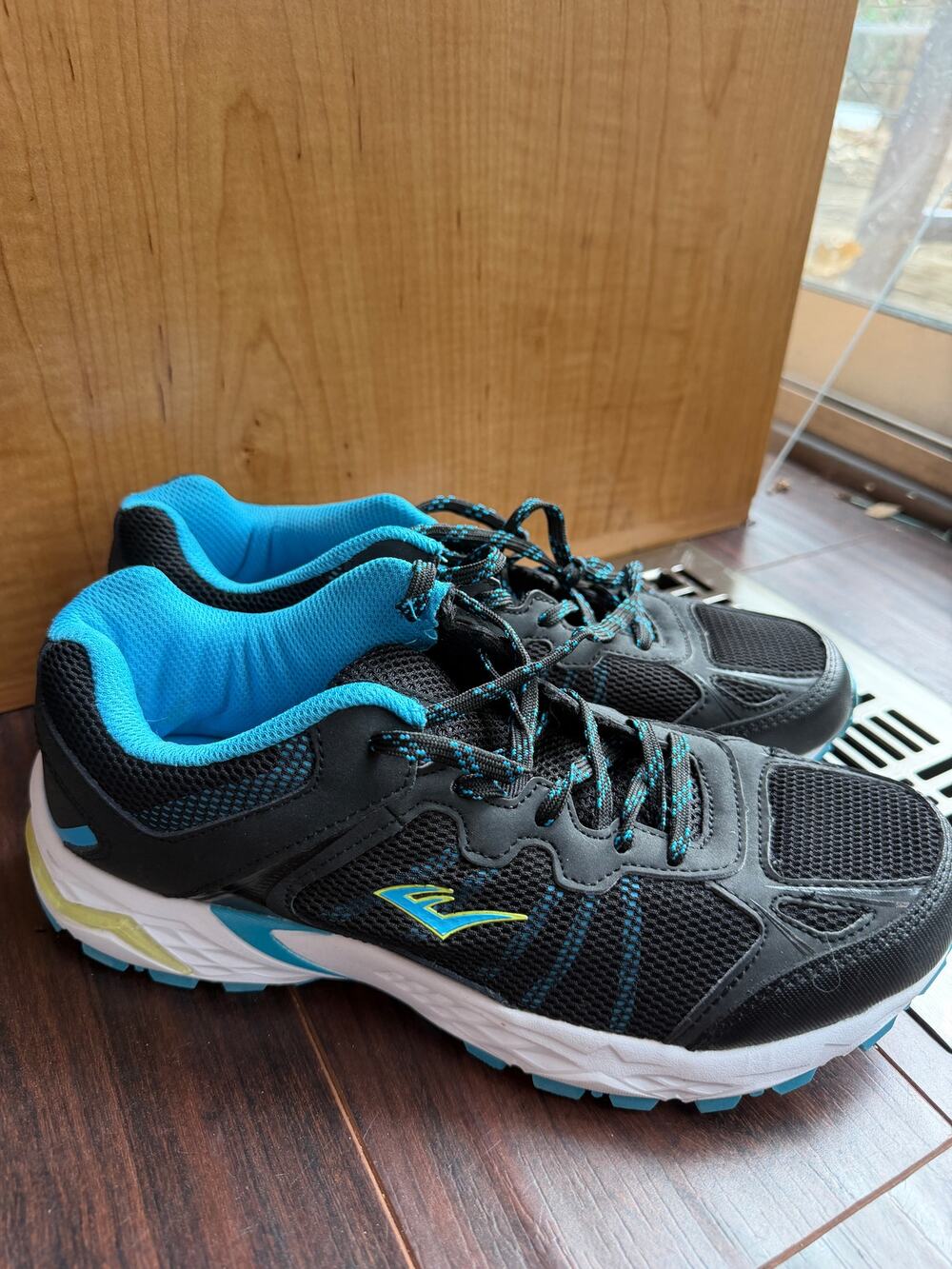 NWOB Everlast Eve Parker 2 Black Blue Trail Running Shoes Sneakers Women's 9M